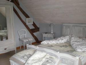 - une chambre avec un lit, une table et une chaise dans l'établissement La Maison Du L.A.C., à Simard