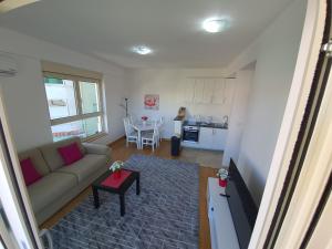 Kuchyň nebo kuchyňský kout v ubytování AS Apartments Rafailovici