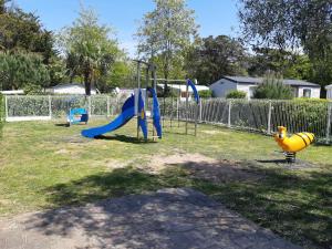 Camping 4 étoiles Les Fougères的儿童游玩区