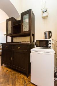 a kitchen with a microwave on top of a refrigerator at Квартира в оренду на Копеника 12, біля Палацу Потоцьких in Lviv