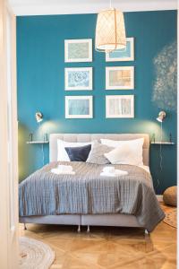 una camera da letto con una parete blu e un letto di Luxury Suites Mariahilf a Vienna