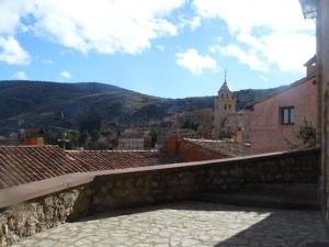 vistas a la ciudad desde el techo de un edificio en CASA CENTRO ALBARRACIN, en Albarracín