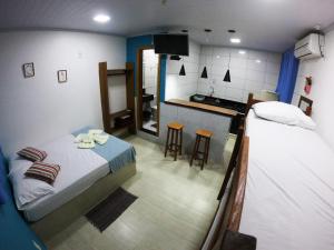 ein kleines Zimmer mit 2 Betten und einer Küche in der Unterkunft Casa da Ilha in Abraão