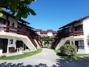 a walkway leading to the courtyard of a building at Residencial Privilegio in Florianópolis