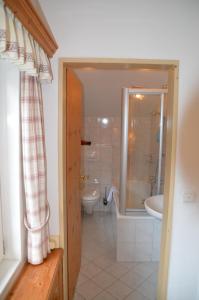een badkamer met een toilet, een bad en een wastafel bij Gästehaus Maria in Garmisch-Partenkirchen