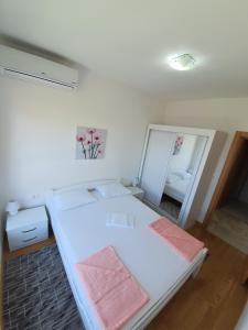 Postel nebo postele na pokoji v ubytování AS Apartments Rafailovici