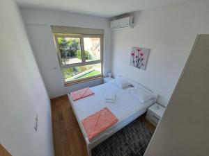 Postel nebo postele na pokoji v ubytování AS Apartments Rafailovici