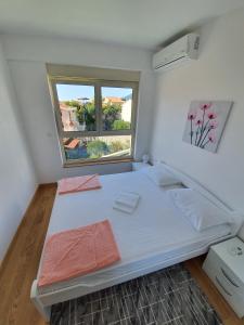 Postel nebo postele na pokoji v ubytování AS Apartments Rafailovici