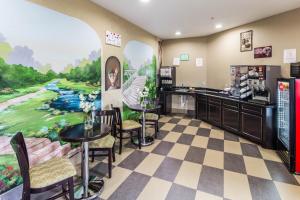 A kitchen or kitchenette at Scottish Inn and Suites Baytown