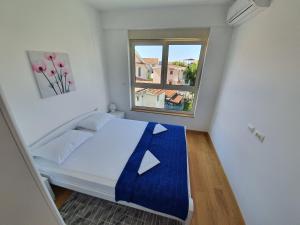 Postel nebo postele na pokoji v ubytování AS Apartments Rafailovici