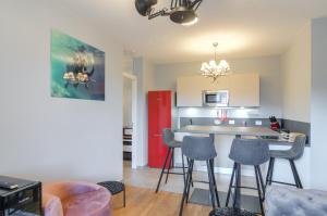 een keuken met een tafel en stoelen in een kamer bij Penthouse Jolanda Meran-o in Merano