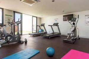 a gym with several treadmills and exercise bikes at CENTRAL CBD EXEC STUNNING VIEW WIFI NETFLIX WINE in Perth