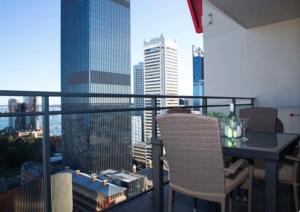a balcony with a table and a view of a city at CENTRAL CBD EXEC STUNNING VIEW WIFI NETFLIX WINE in Perth