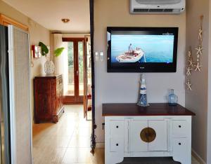 ein Wohnzimmer mit einem TV an der Wand in der Unterkunft Holiday Tossa Apartment in Tossa de Mar