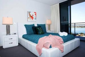Llit o llits en una habitació de CENTRAL CBD EXEC STUNNING VIEW WIFI NETFLIX WINE