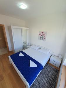 Postel nebo postele na pokoji v ubytování AS Apartments Rafailovici
