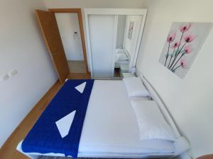 Postel nebo postele na pokoji v ubytování AS Apartments Rafailovici