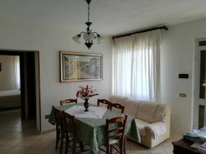 - un salon avec une table et un canapé dans l'établissement Monteverde rural relax, à Cellino Attanasio