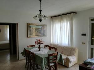 una sala de estar con una mesa y un sofá en Monteverde rural relax, en Cellino Attanasio