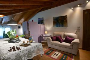 uma sala de estar com um sofá e uma mesa em Il Laghello di Amina em Framura