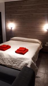- un lit avec 2 serviettes rouges dans l'établissement monoambiente cerca del centro, à Villa La Angostura