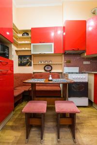 Η κουζίνα ή μικρή κουζίνα στο Біля Дзиги сучасна квартира на вулиці Вірменській 35