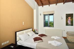 En eller flere senge i et værelse på Villa Vassiliki