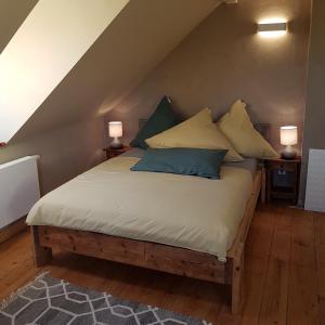 Un pat sau paturi într-o cameră la Nostalgie Apartment Weimar