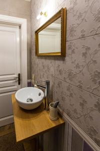 bagno con lavandino e specchio di Австрійська квартира в центрі на вулиці Михальчука 5 a Lviv