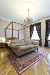 un soggiorno con divano e lampadario pendente di Австрійська квартира в центрі на вулиці Михальчука 5 a Lviv