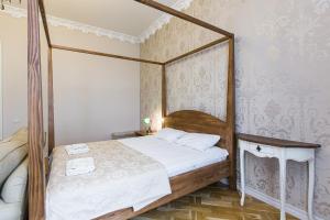 una camera con letto a baldacchino di Австрійська квартира в центрі на вулиці Михальчука 5 a Lviv