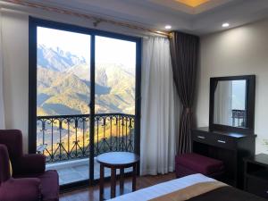 Nespecifikovaný výhled na hory nebo výhled na hory při pohledu z hotelu