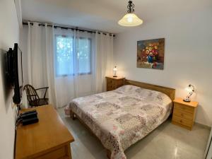 sypialnia z łóżkiem, stołem i oknem w obiekcie Clubrent - Townhouse La Merced w mieście Calpe +29 zdjęć