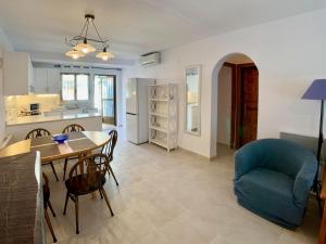 salon ze stołem i niebieskim krzesłem w obiekcie Clubrent - Townhouse La Merced w mieście Calpe