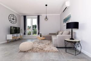 ein Wohnzimmer mit Couch und Fernseher in der Unterkunft Apartments4friends Apartment NINA in Slatine