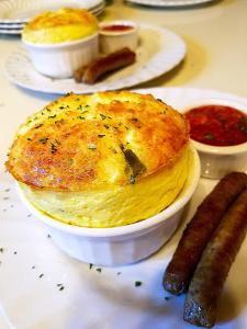 une table avec une assiette de nourriture avec une crêpe dans l'établissement 5 Ojo Inn Bed and Breakfast, à Eureka Springs