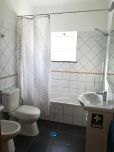 羅吉爾的住宿－Casa Pompona 1，浴室配有卫生间、浴缸和水槽。
