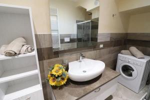 bagno con lavandino e lavatrice di Casa Giuditta Deluxe a Otranto a Otranto
