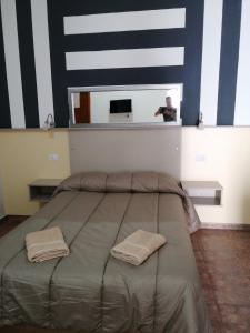 een man die een foto neemt van een bed in een kamer bij Apartmento KA Sánchez in Vecindario