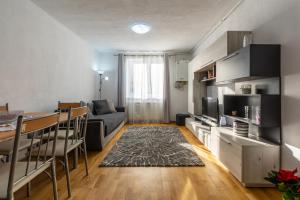 un salon avec un canapé et une table dans l'établissement Relax Apartment 3, à Sighişoara