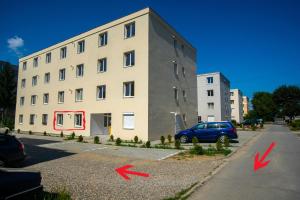 een gebouw met twee rode pijlen ervoor bij Apartament LYAD in Sighişoara