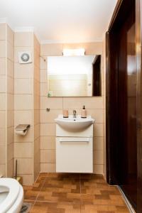 ein Bad mit einem Waschbecken und einem WC in der Unterkunft Central apartment Downtown in Thessaloniki