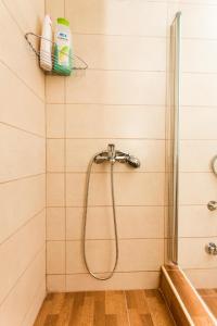 prysznic z wężem w łazience w obiekcie Central apartment Downtown w Salonikach