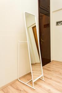 ein weißer Spiegel, der gegen eine Wand lehnt in der Unterkunft Central apartment Downtown in Thessaloniki