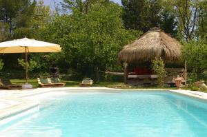 Бассейн в Gite La Paillote или поблизости