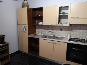 A kitchen or kitchenette at Marilyn