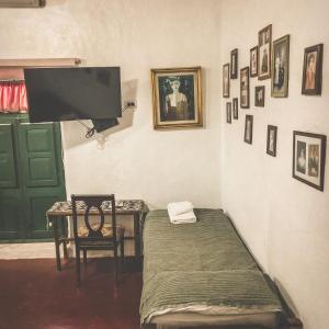 a room with a tv and a table and a chair at Ecoposada El Mercedario in Barreal