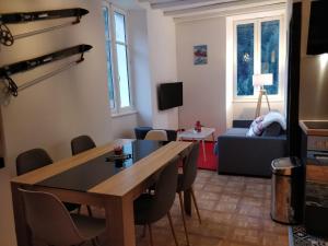 ein Wohnzimmer mit Tisch und Couch in der Unterkunft Appartement Orelle - Val Thorens in Orelle + 9 Fotos