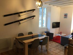 jadalnia ze stołem i krzesłami w obiekcie Appartement Orelle - Val Thorens w mieście Orelle
