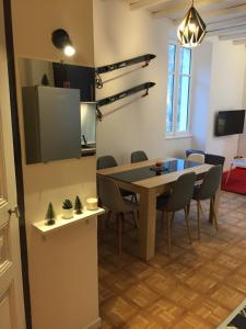 ein Esszimmer mit Tisch und Stühlen in der Unterkunft Appartement Orelle - Val Thorens in Orelle